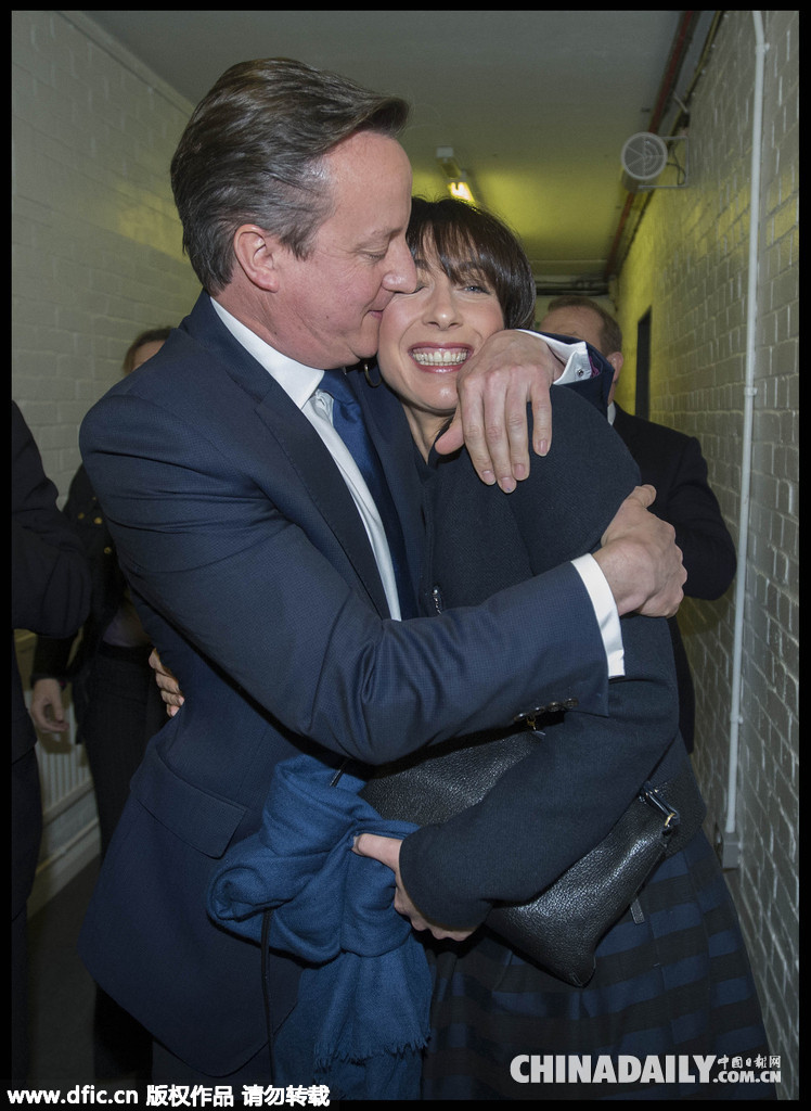 卡梅伦连任英国首相 与妻子热情拥抱