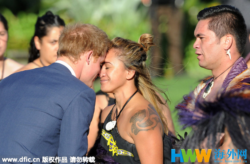 哈里王子访问新西兰行“碰鼻礼” 脱发愈发明显