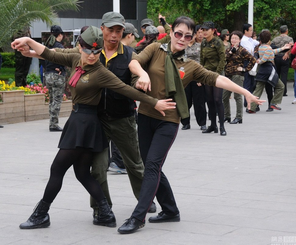 北京大妈穿迷彩服跳广场舞