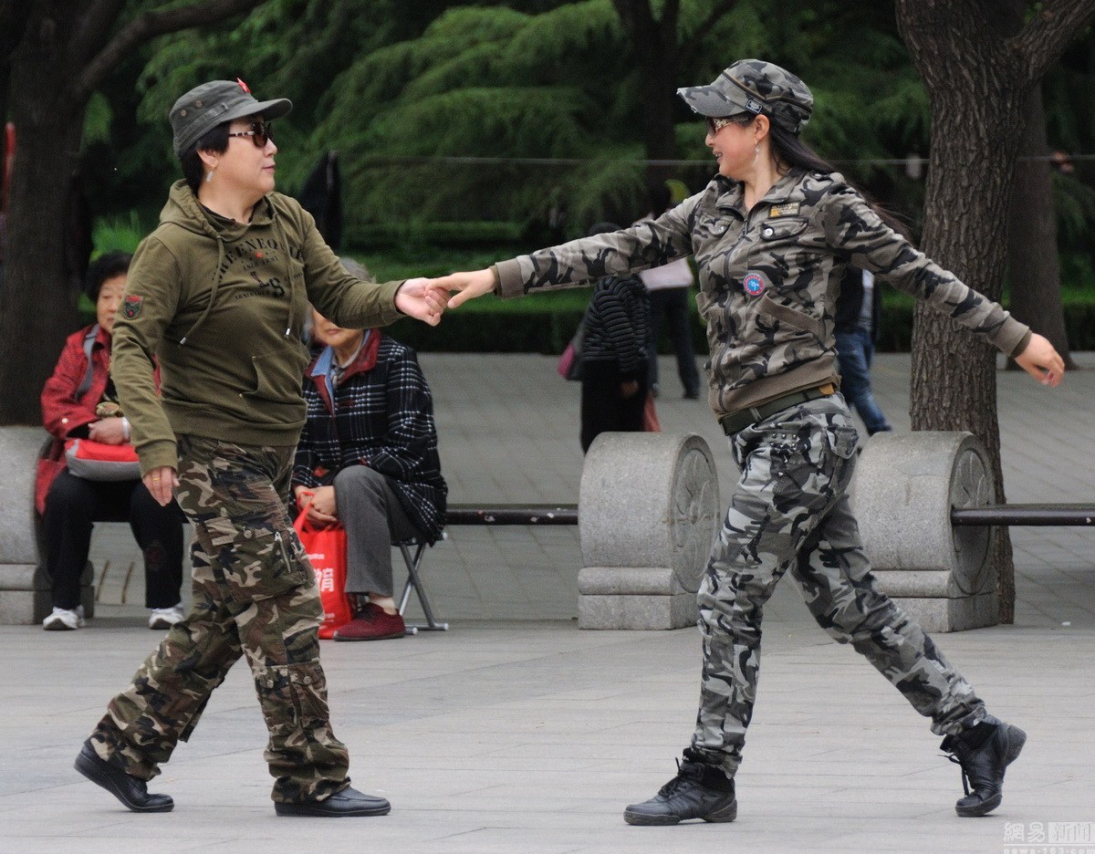 北京大妈穿迷彩服跳广场舞