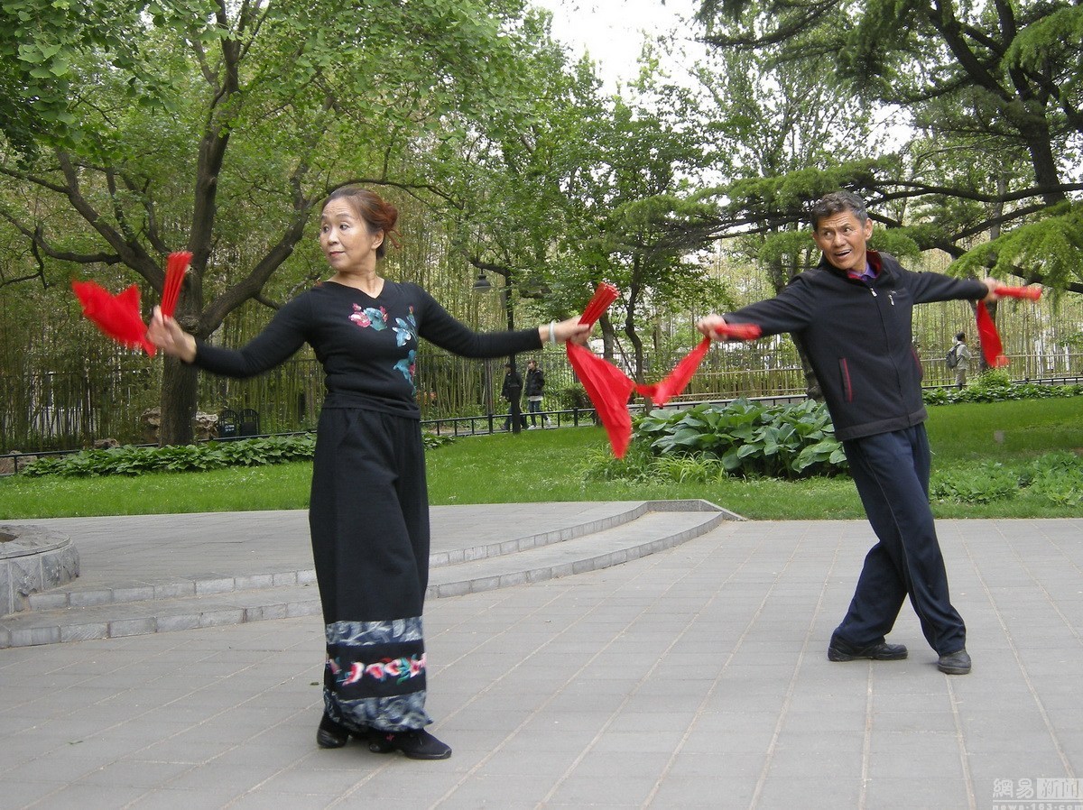 北京大妈穿迷彩服跳广场舞