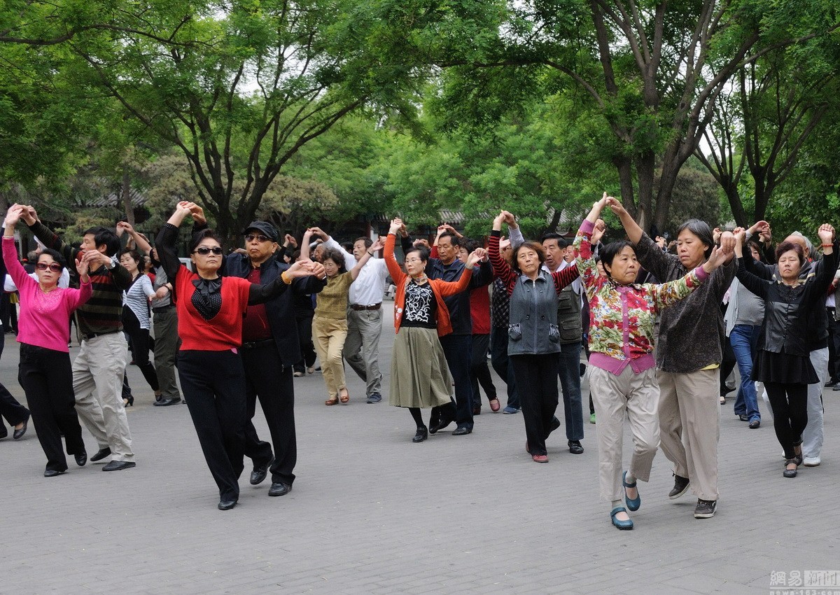 北京大妈穿迷彩服跳广场舞