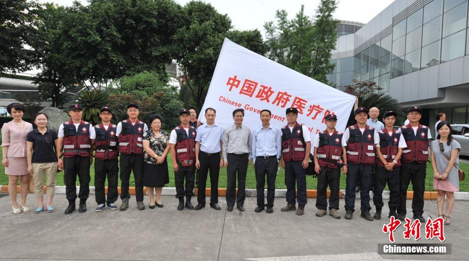 中国政府首支赴尼泊尔医疗队回国