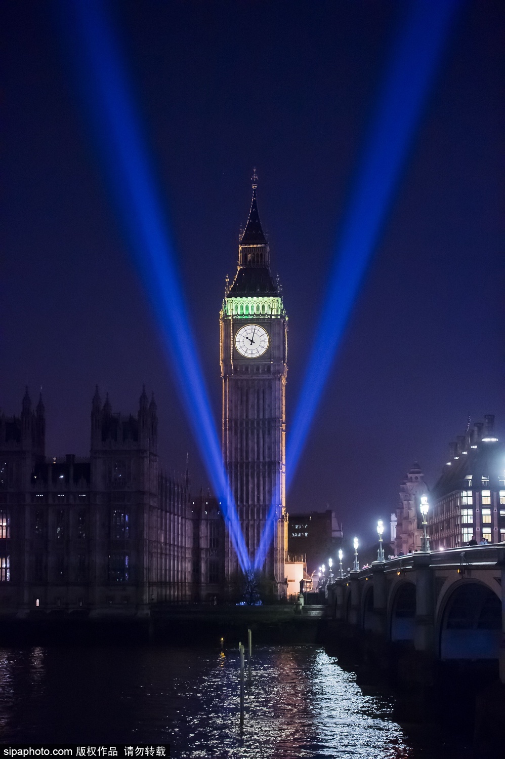 伦敦大本钟亮“V”字灯 纪念二战欧洲胜利日70周年