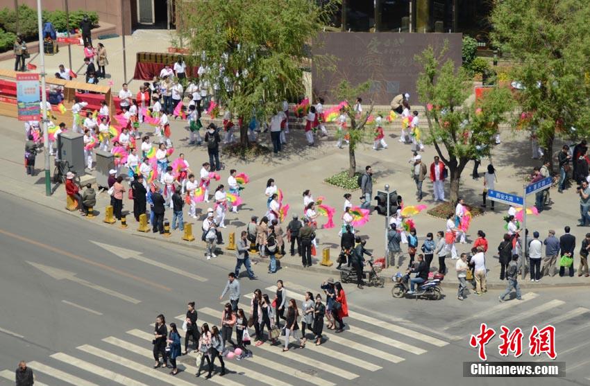 母亲节长春“妈妈团”街头快闪