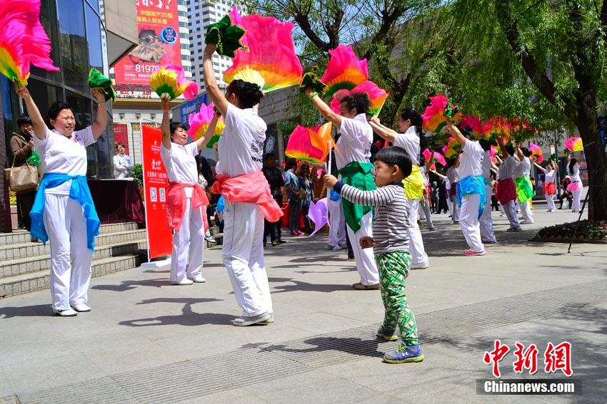 母亲节长春“妈妈团”街头快闪