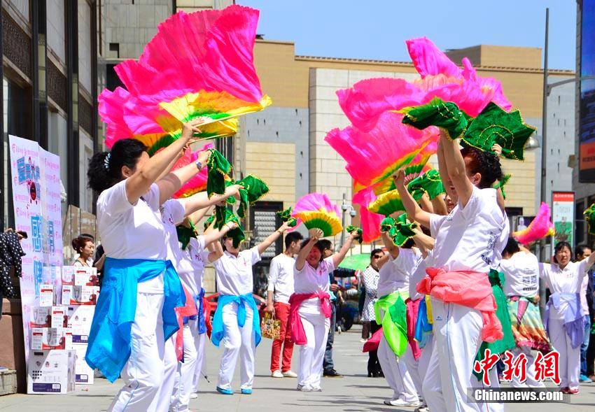 母亲节长春“妈妈团”街头快闪