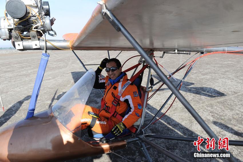 男子自造飞机实现“飞天梦”