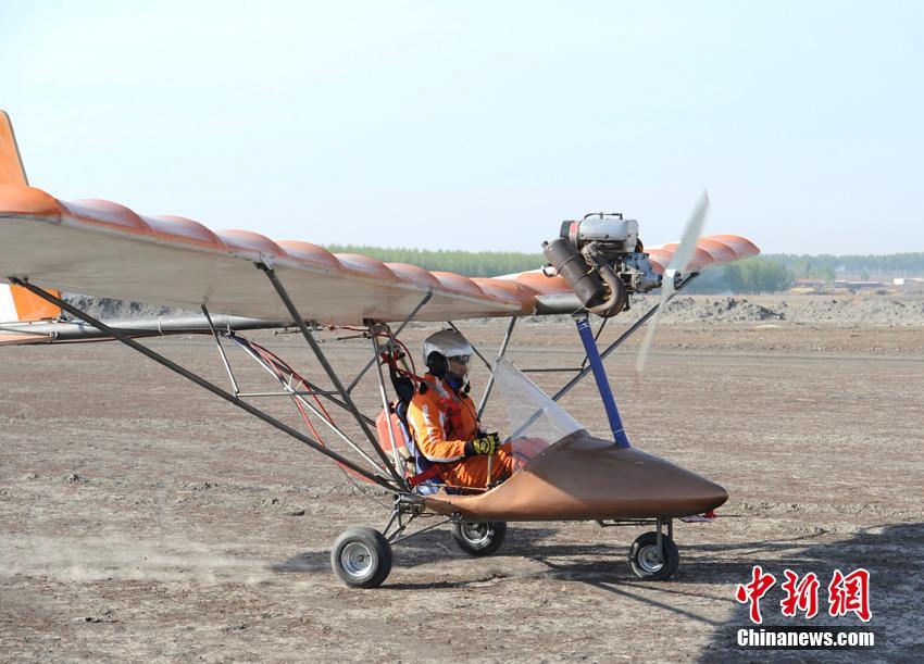 男子自造飞机实现“飞天梦”