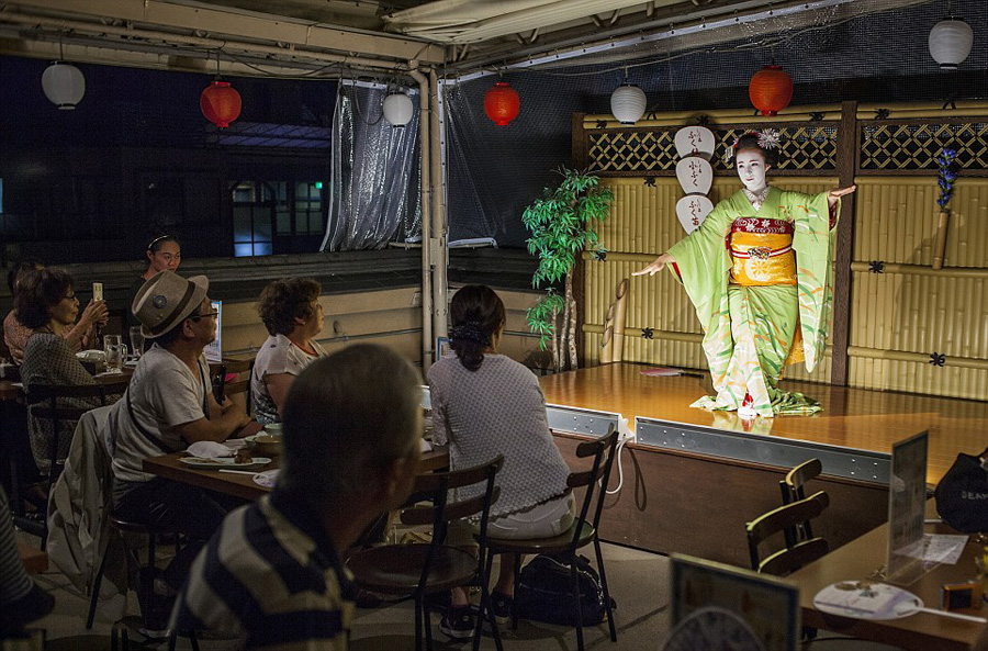 摄影师揭秘现代日本艺伎真实生活