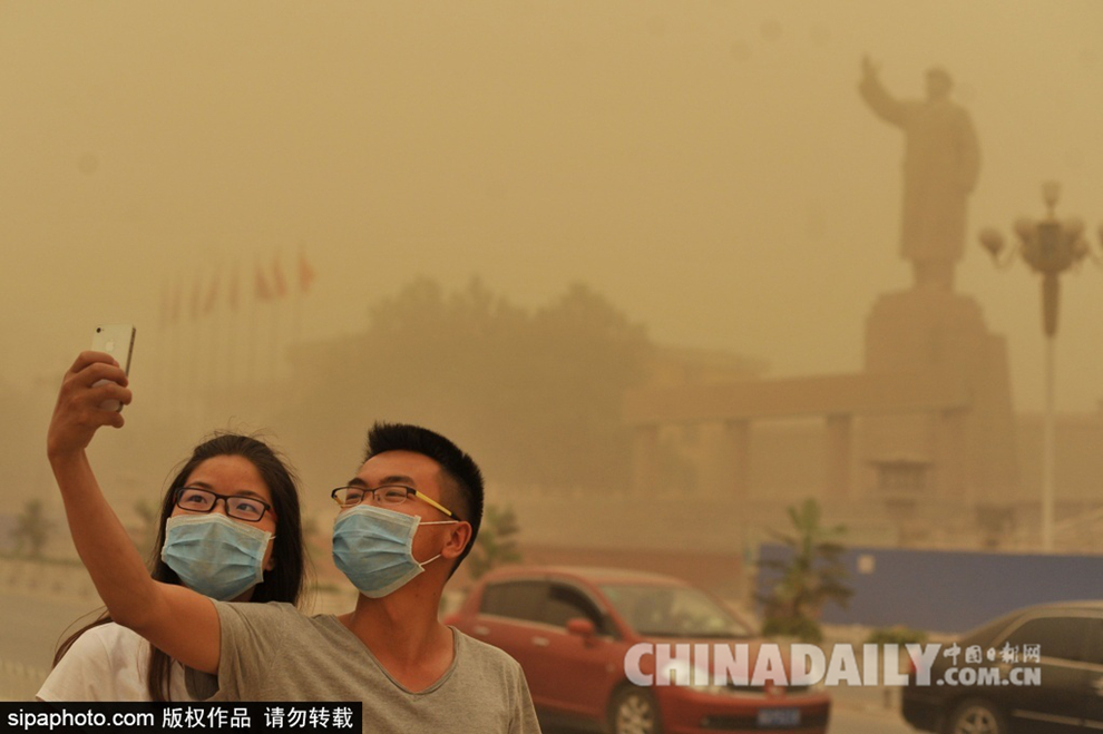 新疆喀什遭强沙尘袭击 黄沙漫天[1]