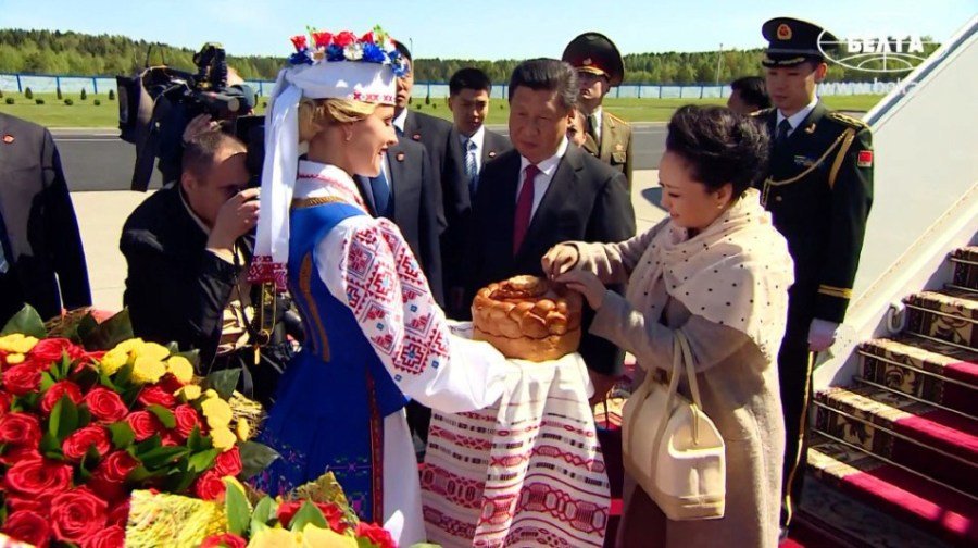 习近平彭丽媛访问白俄罗斯 品尝面包蘸盐