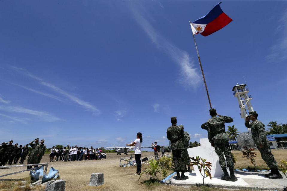 菲律宾军方总参谋长率记者登南沙中业岛
