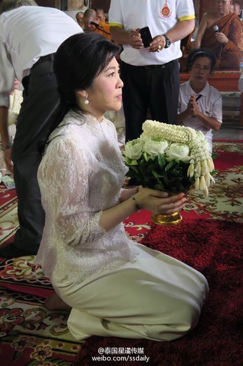 泰国前总理英拉拜佛布施 民众求合影