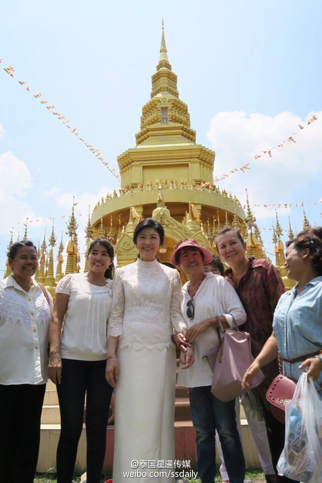 泰国前总理英拉拜佛布施 民众求合影