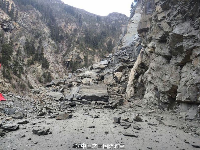 川藏公路然乌段突发大规模塌方