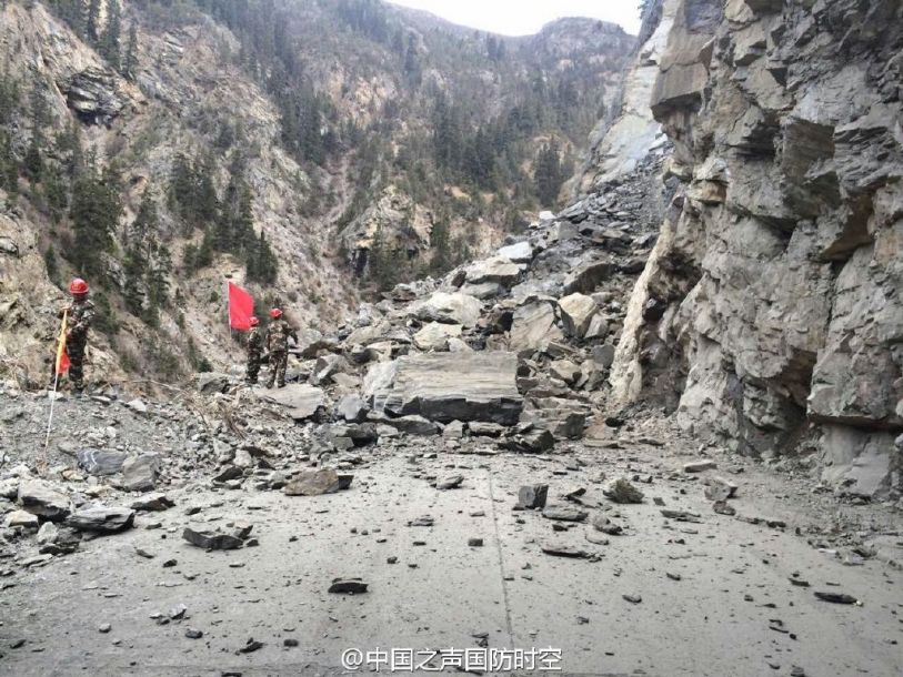 川藏公路然乌段突发大规模塌方