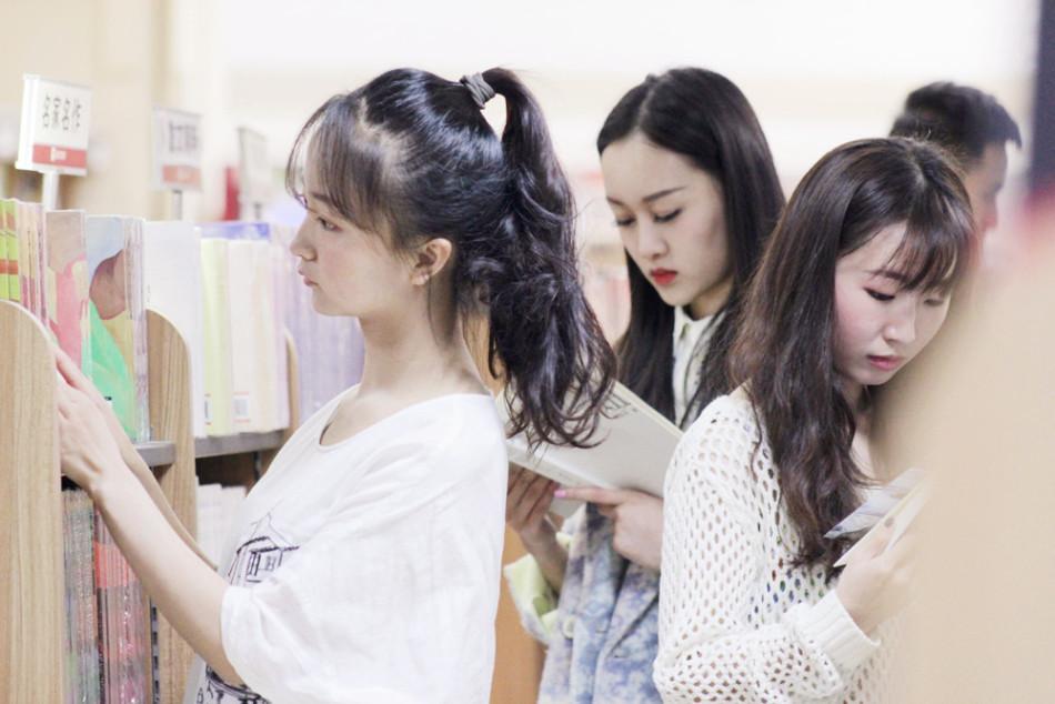 成都书市现清纯美女 网友赞“书中自有颜如玉”
