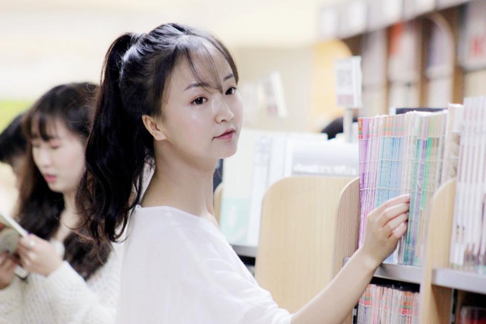 成都书市现清纯美女 网友赞“书中自有颜如玉”