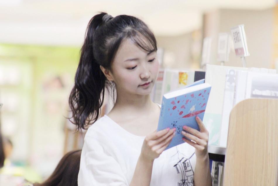 成都书市现清纯美女 网友赞“书中自有颜如玉”