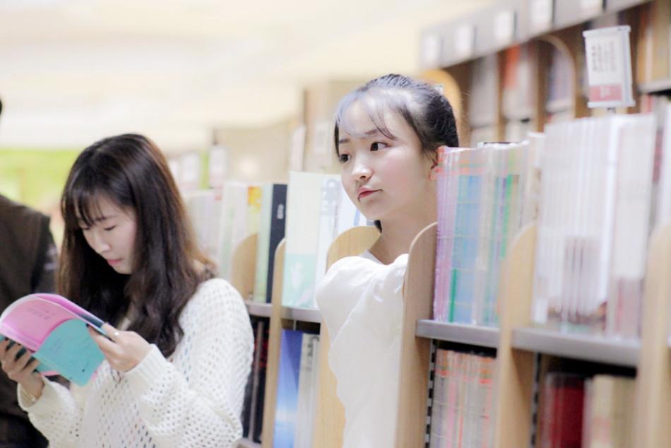 成都书市现清纯美女 网友赞“书中自有颜如玉”