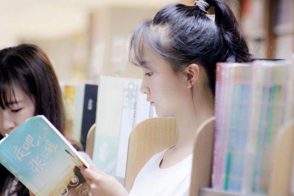 成都书市现清纯美女 网友赞“书中自有颜如玉”
