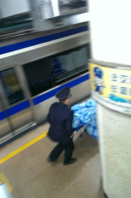北京地铁一名乘客跳轨 列车紧急制动瞬间