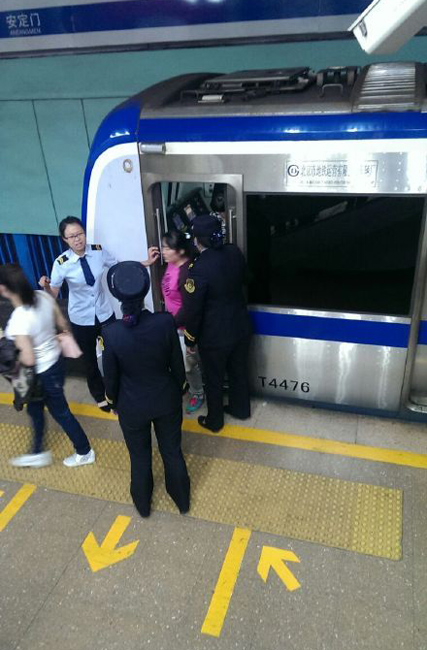 北京地铁一名乘客跳轨 列车紧急制动瞬间
