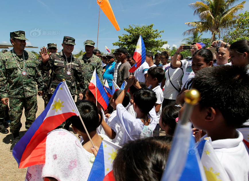 菲律宾军方高官登上南沙中业岛并升旗