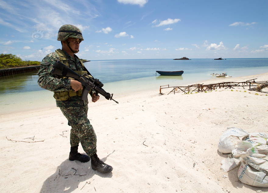 菲律宾军方高官登上南沙中业岛并升旗