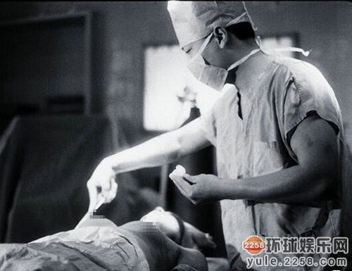 揭变性艺人心酸历程 河莉秀不能生育劝老公分手