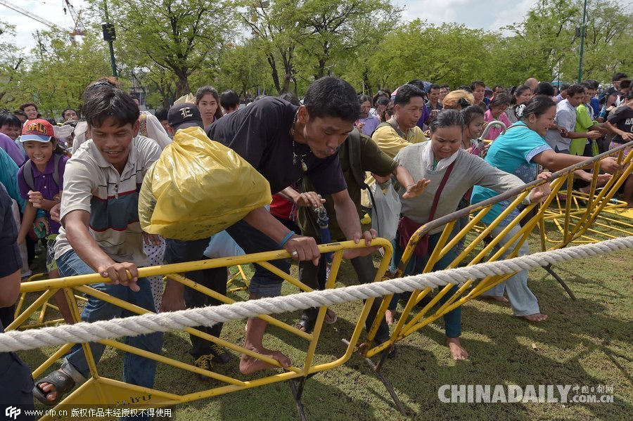 泰国举行传统“春耕节”典礼 民众哄抢稻种