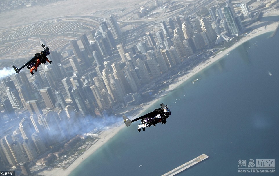 现实版 钢铁侠 飞越迪拜上空[1]