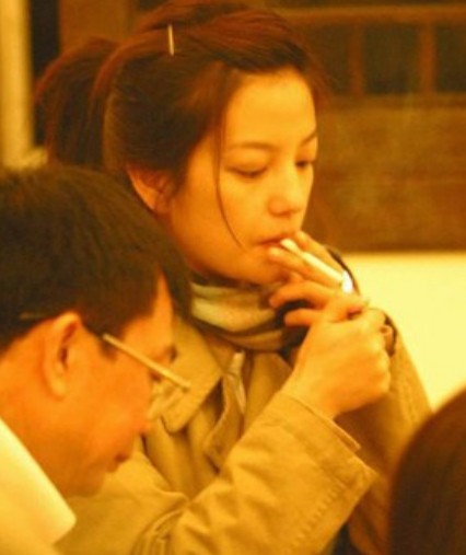 女神也吸烟！刘亦菲周迅赵薇 揭娱圈18杆女烟枪