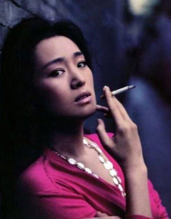 女神也吸烟！刘亦菲周迅赵薇 揭娱圈18杆女烟枪