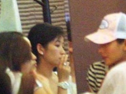 女神也吸烟！刘亦菲周迅赵薇 揭娱圈18杆女烟枪