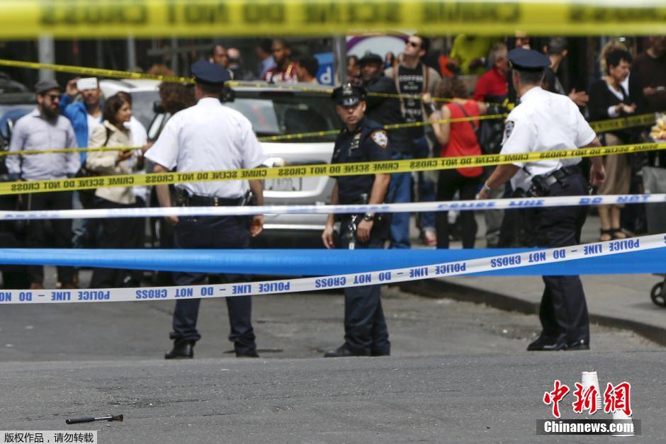 纽约“锤子男”闹市区持锤袭警 遭警方射击