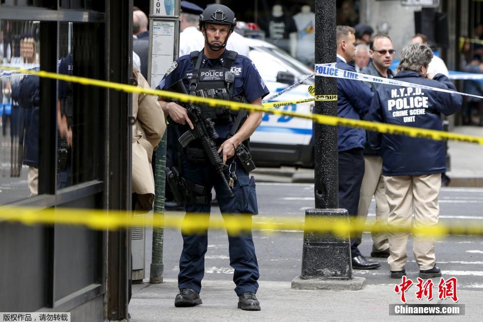 纽约“锤子男”闹市区持锤袭警 遭警方射击