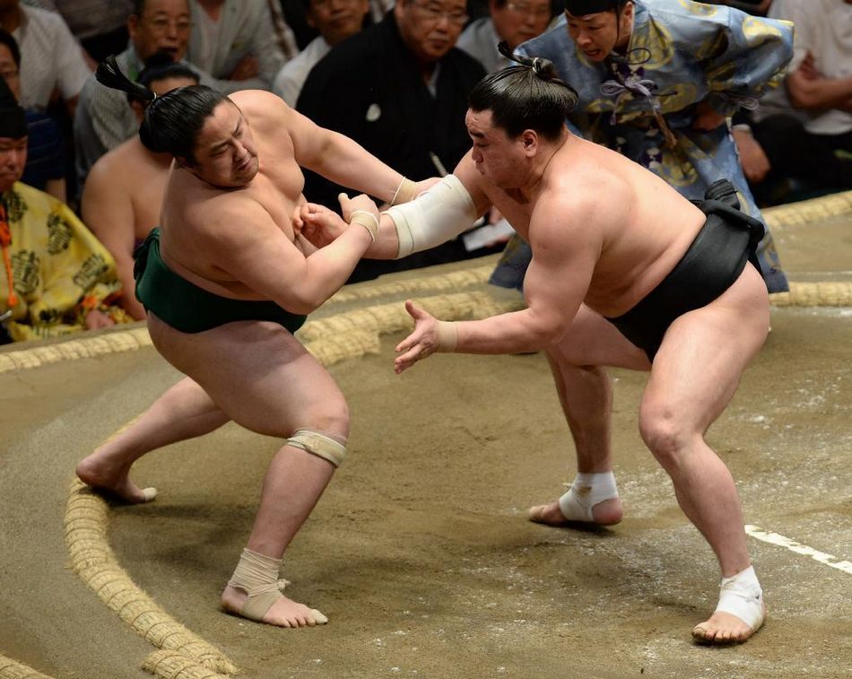 日本大相扑被摔出擂台 宛如太空游泳