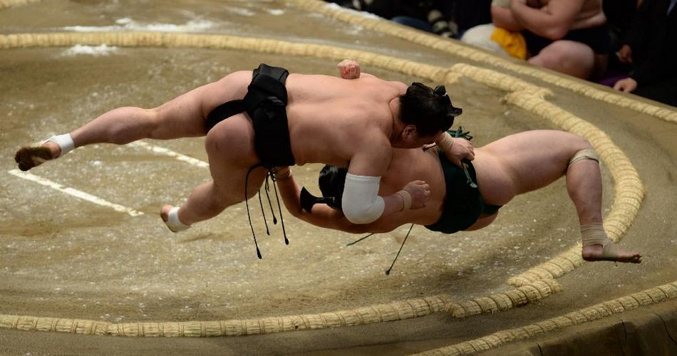 日本大相扑被摔出擂台 宛如太空游泳
