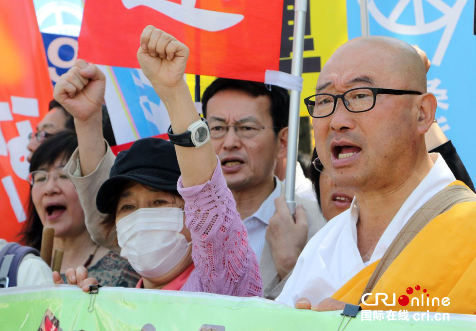 日本民众示威抗议安倍政府解禁集体自卫权