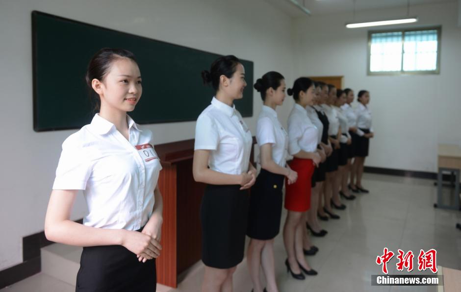 航空公司长沙招聘 近三百美女追逐“蓝天梦”
