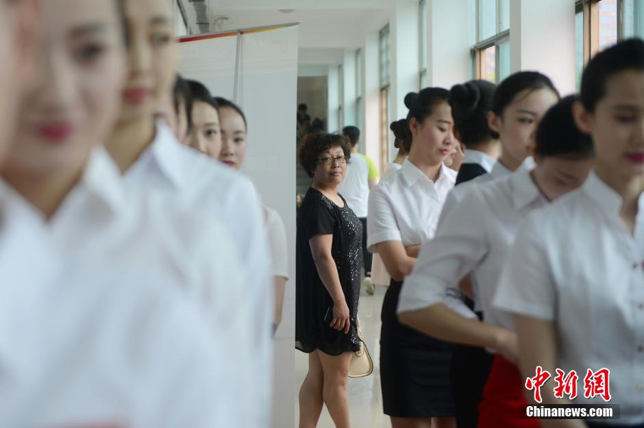 航空公司长沙招聘 近三百美女追逐“蓝天梦”
