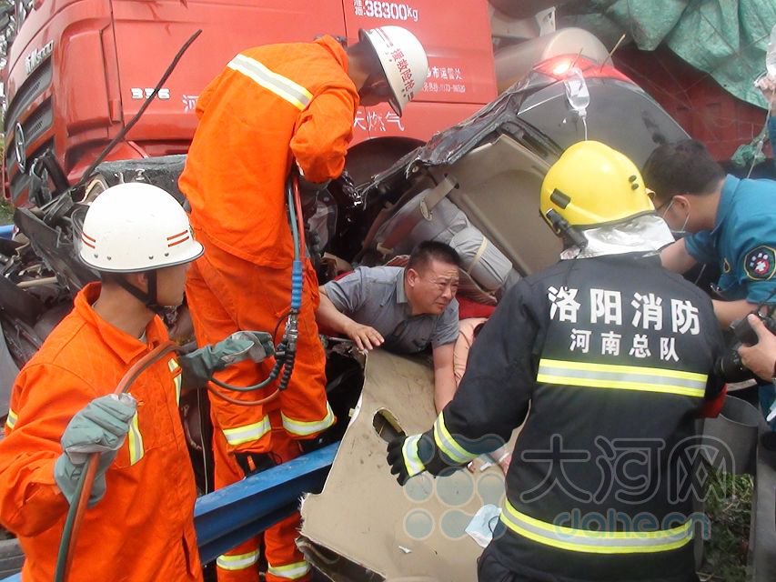 轿车高速车窗抛物致后车相撞 3人死亡