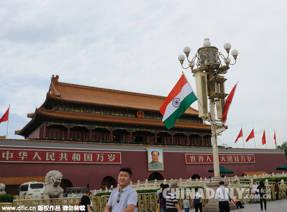 天安门广场悬挂起中印国旗 欢迎莫迪来访