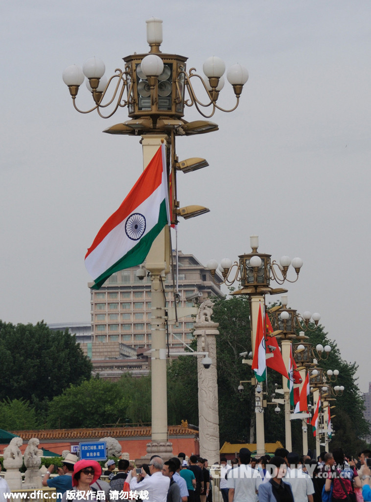 天安门广场悬挂起中印国旗 欢迎莫迪来访