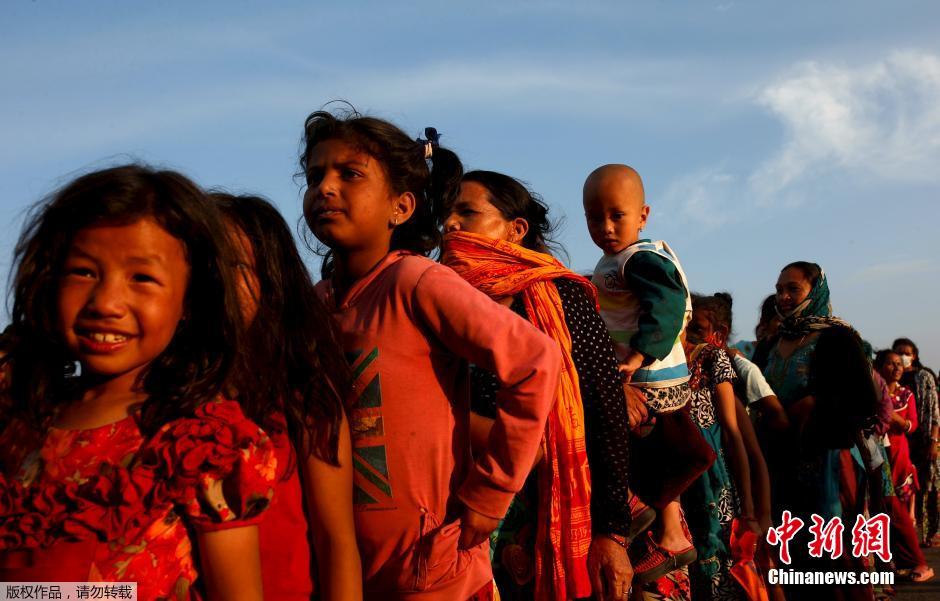 尼泊尔地震难民街头排长队领取食物