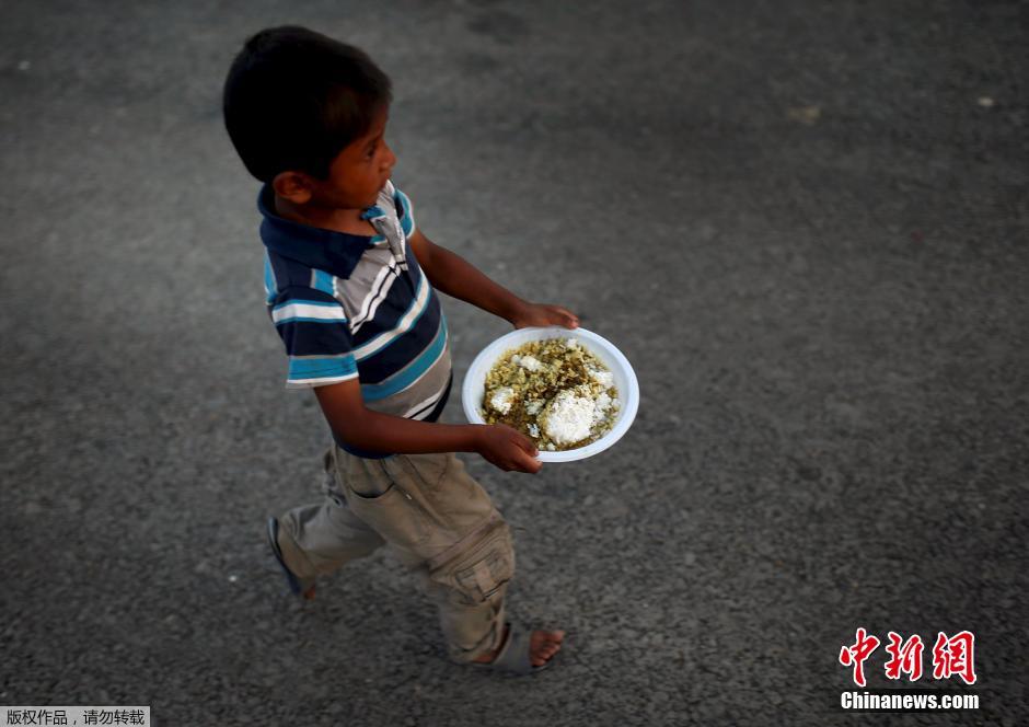 尼泊尔地震难民街头排长队领取食物