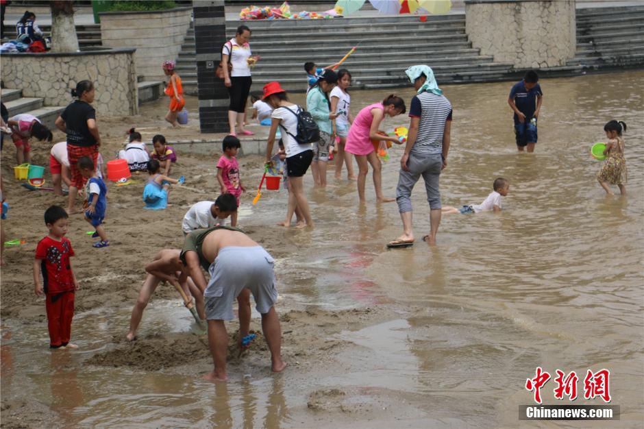 广西暴雨至柳江河水上涨 市民水中作乐