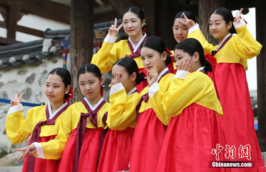 韩国女孩着传统服饰参加成人礼